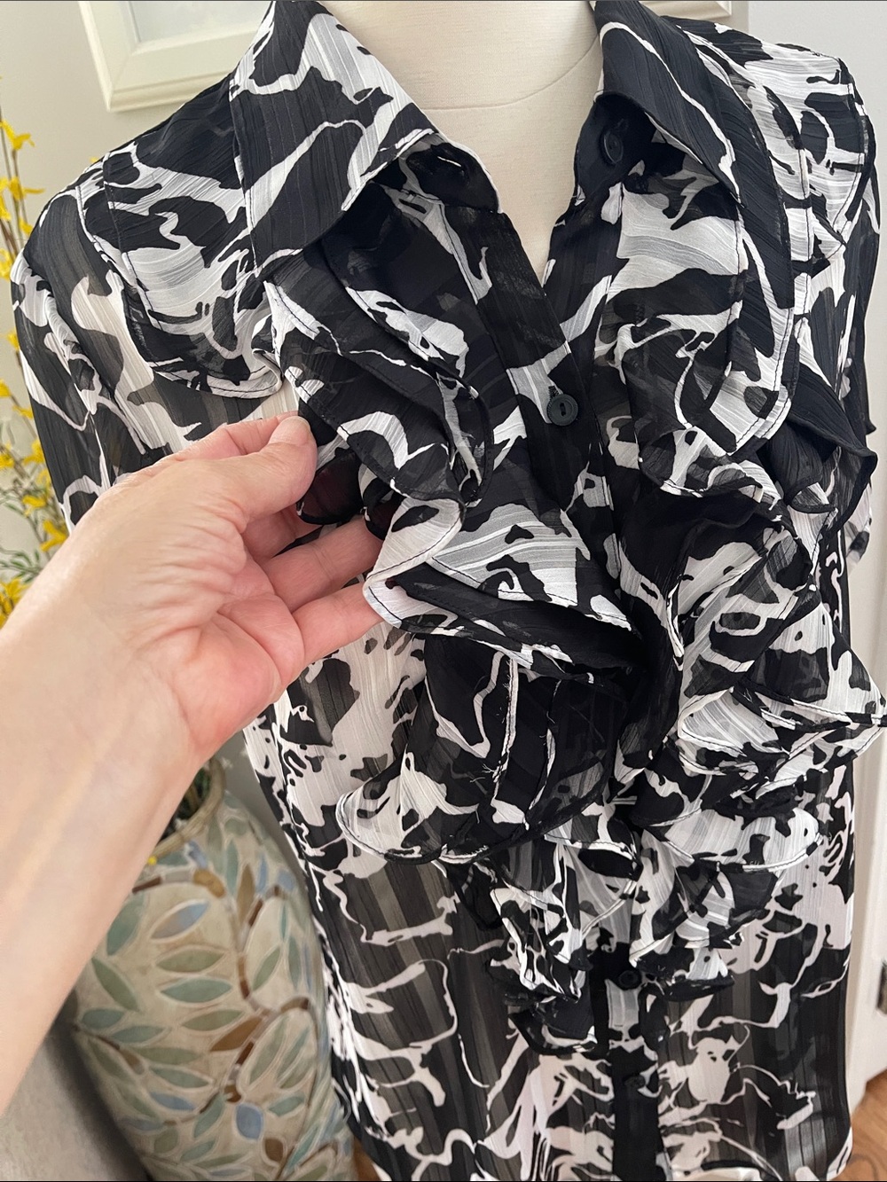 Jones New York Collection Black White Abstract Ruffle Blouse Size 14